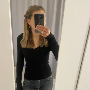 Svart tröja  - Så snygg ribbstickad tajt tröja med lite v ringning, köparen står för frakt ❤️