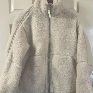 Teddyjacka - Jätte fin teddy jacka från HM!!