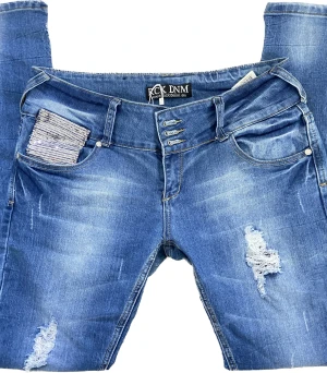 Oanvända jeans - Snygga lowwaist jeans som är oanvända, köpta på Sellpy. Sjukt snygga med paljetter både bak och fram. W 31. Ganska skinny men man kan göra om de till bootcut 💡.  Hör av dig vid frågor ! 💘👛