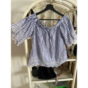 Off shoulder tunika - Jättefin off-shoulder tunika, testat den men aldrig använt den,  Strl 36, men passar mig som är 38-40  Köparen står för frakten