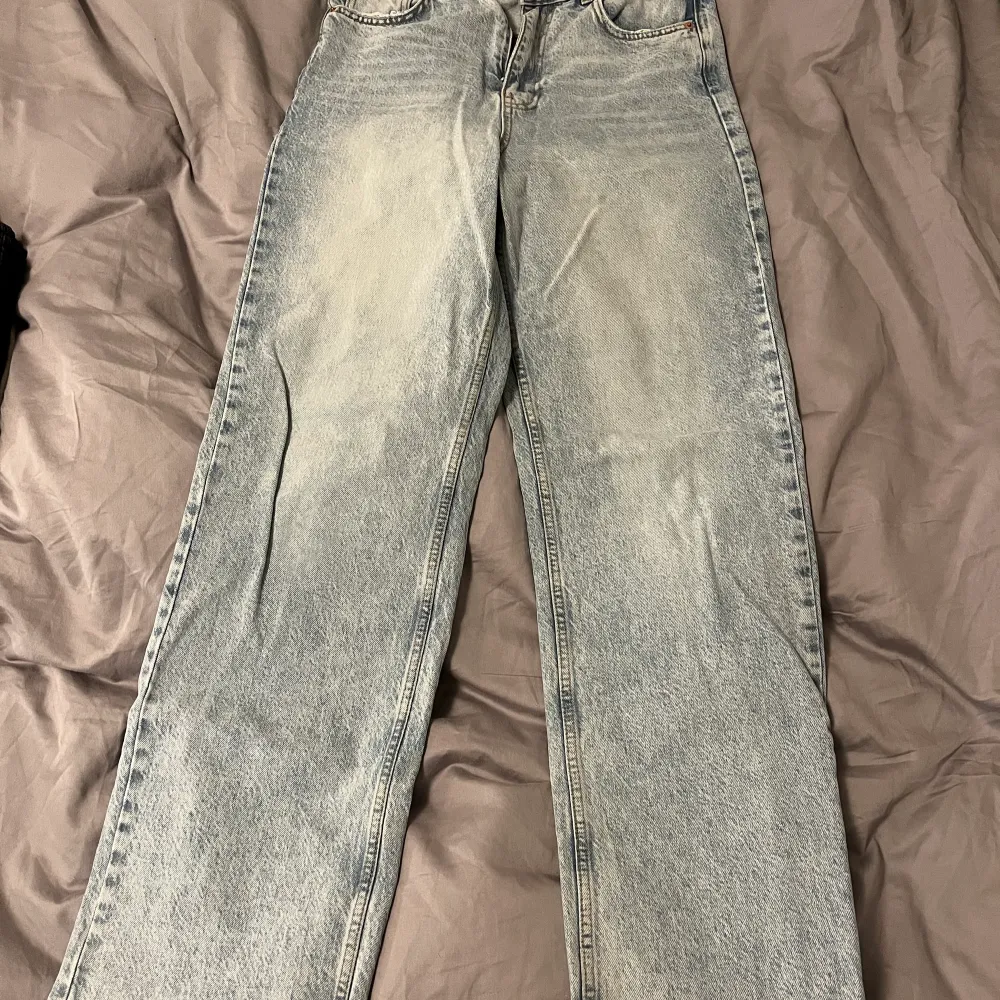 Snygga jeans från Gina tricot i strl 36, inte mycket använda. Nypris: 499kr. Säljer för 350kr.. Jeans & Byxor.