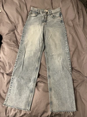 Jeans gina tricot - Snygga jeans från Gina tricot i strl 36, inte mycket använda. Nypris: 499kr. Säljer för 350kr.