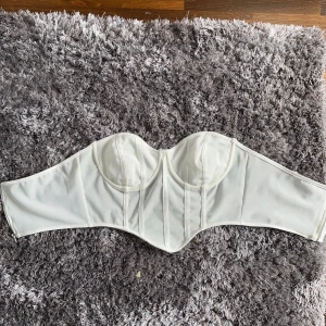 Vit Korsett  - Oanvänd, från Boohoo. 