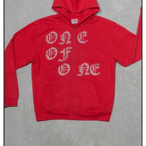 One of one zip hoodie - Söker en one of one hoodie med detta tryck.  Färg spelar ingen roll.                                         Stl S