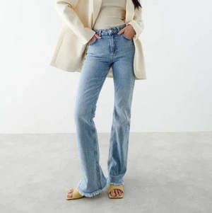 Jeans från Gina - Modellen heter full length flare jeans. köpta ifrån gina tricot för 400kr för ca 1 år sedan men har aldrig använts. Storlek 42 men sitter mer som en 40. Första bildne är inte min utan är från google men så ser dom ut på! Köpare betalar frakten! Kan mötas.