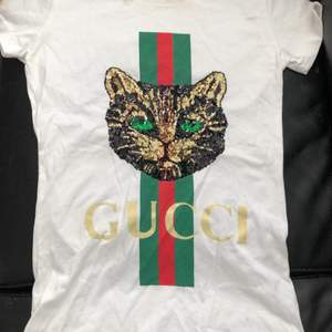 En Gucci t-shirt som ej kommer till användning Har använt tröjan bara 1 gång -storlek M -EJ ÄKTA