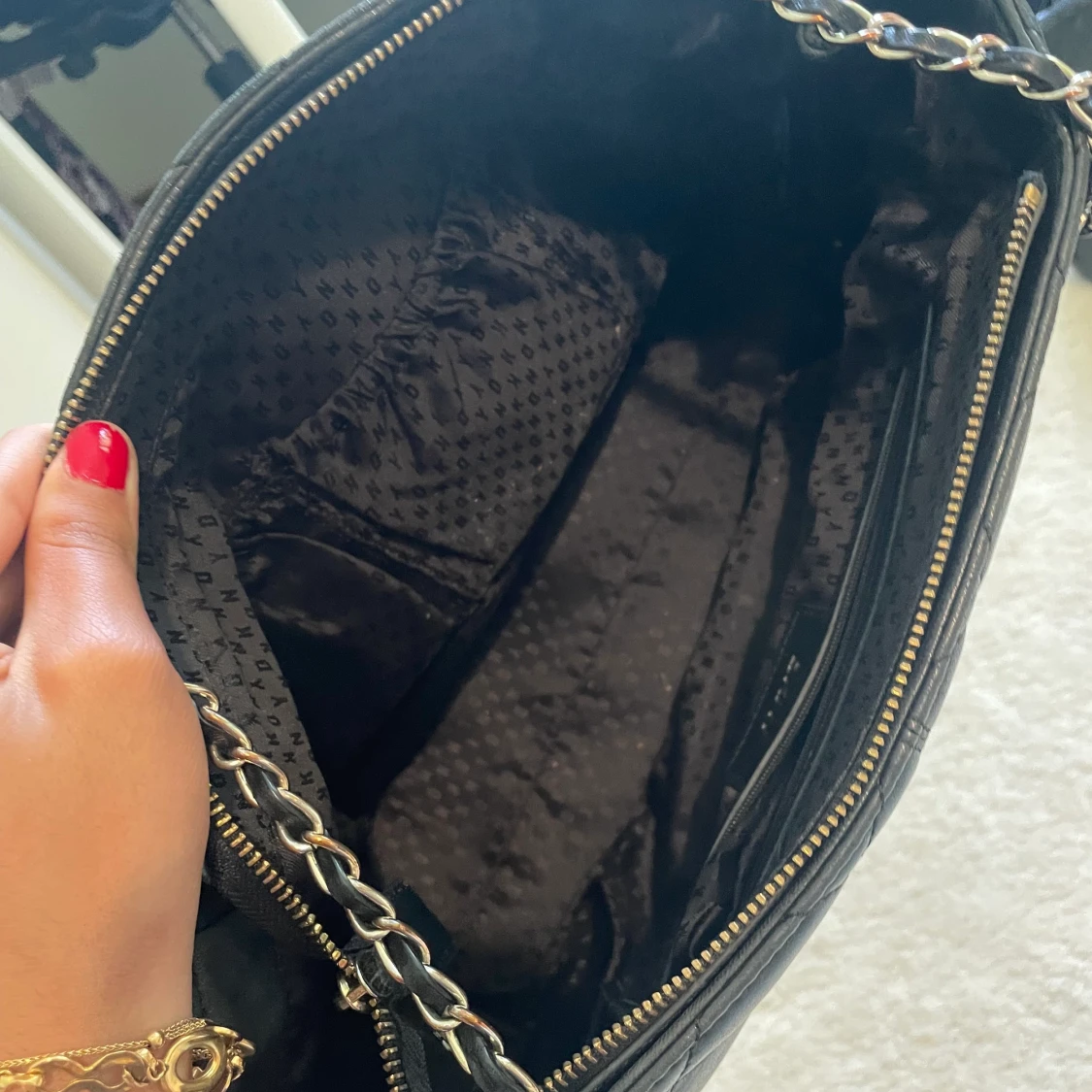 En svart väska  - 90