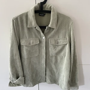 Manchester skjorta/ jacka - En grön skjortjacka i manchester som är perfekt nu till sommaren! 