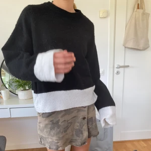 Slutsåld hm tröja! - Säljer denna tröja från hm! Den är slutsåld🔥lite nopprig men såå skön. Fint nu i sommar till shorts eller kjol!!