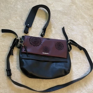 En dealgual väska  - En svart röd väska som endast användes ett få tal gånger. 