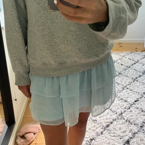 Volang Kjol - En fin volang kjol! Storlek S/M. Väldigt fint skick! Säljer för 150 kr💕