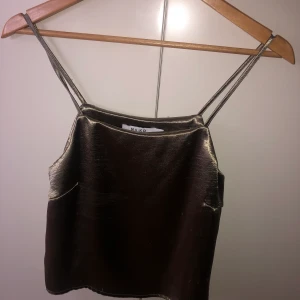 Festtopp - Olivgrön croppad Festtopp från NAKD, storlek 34. Använd en gång. Skickas med brev eller möts upp :)