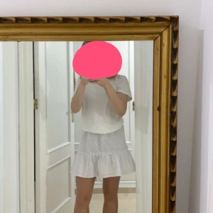 Vit kjol - Säljer denna super fina vita kjolen med spetts, som passar perfekt nu till sommaren💕 man får inte köpa direkt utan men måste skriva till mig innan💕