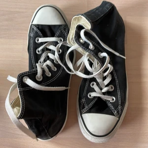 Svarta converse - Svarta converse i hög modell. Nytvättade och rena men slitage finns på sulan (därav lågt pris). Se bilder! Skicka gärna fler om det önskas!  Köparen betalar frakt Storlek 38 (5 1/2)