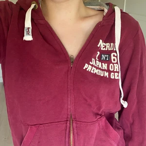 Vinröd huvtröja - Huvtröja från Neverdry Hoodie Collection. Storlek S. Tröjan har en väldigt bra kvalite och har inga skador. Kontakta mig vid köp💕