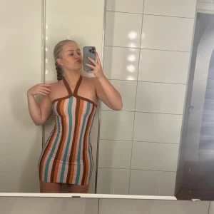 Princess Polly Klänning - Klänning i storlek xs/s från princess polly i glittrigt tyg. Aldrig använd. Kontakta mig för fler bilder!