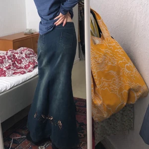 Lågmidjad jeanskjol - Supersnygg lågmidjad kjol, y2k-stil! Helt oanvänd (nypris: 549kr) Storlek M men passar mig som är S oxå 💋