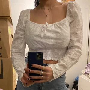 Vit topp strl. M! - Säljer denna vita topp i storlek M! Använd ett fåtal gånger, Ordinariepris: 399:- men säljer den för 90kr!