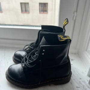 Dr martens - Säljer mina älskade dr martens som jag råkat köpa i en storlek för små. De ser knappt använda ut men har ingen sula i. Jag tog ut den för de var för små. Men de är enkelt att bara lägga i en ny.  Nypris ca 1800 kr