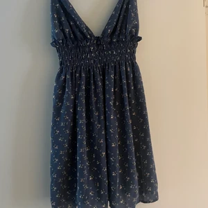 Blå sommarklänning  - Blå sommarklänning med små blommor, öppen rygg, jättesöt🥰