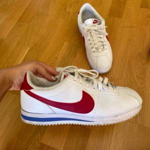 nike cortez 72, använda några få gånger eftersom de är för små för mig. skulle säga att de är lite små i storleken (smal tå), så kanske mer som 39/39,5. skicket är fint men lite använt, syns på bilderna!