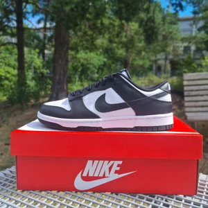 Nike Dunk low panda - Säljer helt nya, otestade, wmns Nike dunk low black white GS (Panda), köpta från Nike. Har storlek 36.5 & 35.5 och alla original saker medföljer. Skriv ifall ni har frågor 😁
