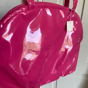 Super cool rosa väska 
