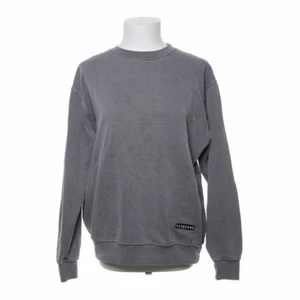 collegtröja  - Sjukt snygg collegtröja från pull & bear. Fråga för fler bilder, nypris var 299kr jag säljer för 90kr + frakt🌸🌸 Ganska overzised. 