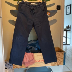 Zara - Mörkblåa byxor, har använts max 9 gånger tror jag. De har ett hål på ena byxbenet men det är inte stort.