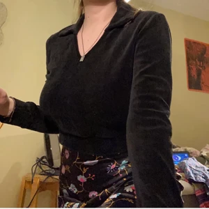 svart topp - superfin svart topp med krage! i sammetsliknande material