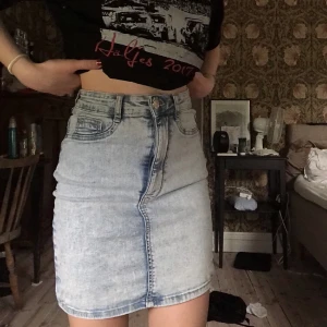 Jeans kjol - En jeanskjol i storleken S från gina tricot