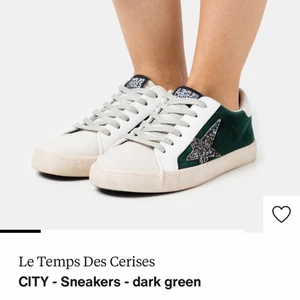 Le Temps Des Cerises skor  - säljer dessa le temps skor i strl 39!  Grönaktig färg med en silvrig stjärna. Kom privat för fler bilder🤍🤍