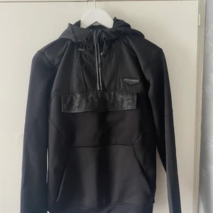 Supply and Demand kofta - Mycket fint skick, har kanske använt den 1 gång då den är för liten för mig.  Storlek: XS, Passar de med S om man har storlek M i vanliga fall så måste man vara beredd på att den kan sitta lite tajt men skulle fortfarande kunna passa dig