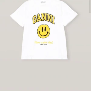 GANNI t-shirt  - Säljer min oanvända Ganni pga av att den inte passade & returneringen krånglar.. 