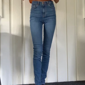 Ljusa jeans - Högmidjade. Från Cubus, strl S