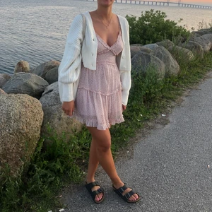 Miniklänning med volang och v-ringning - Miniklänning från NA-KD med volang och v-ringning i en fin ljusrosa färg:) 