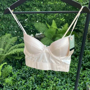 HM vadderade bralette  - En 75B bralette från HM, i nytt kondition aldrig haft på ute bara provat på. Passade bra på mig men jag kunde inte styla den med min stil. Vill helst bli av med den eftersom ingen plats i garderoben för oanvända saker. Original pris 149. 45 kr frakt 📦 