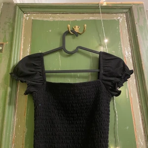 Hm - En svart top i st xs passar också s. Använd 1 gång men ser lika ny ut. Skriv gärna om ni har frågor eller är intresserad.