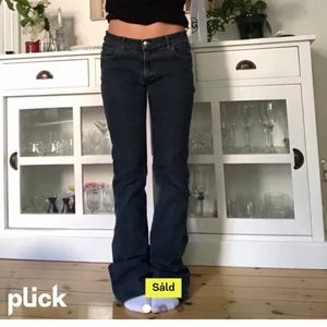 Jeans  - Lågmidjade mörkblå jeans från miss sixty, midjemått: 77cm & innebenslängden: 85cm. Stretchiga så passar större storlekar också. Passar mig i längden, är 175👏🏻👏🏻👍🏻 köpta här på Plick så bilderna är lånade & byxorna är i nyskick❤️