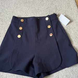 Ett par shorts från H&M  - Ett par mörk blåa short med guld knappar  från H&M😇 som jag aldrig använt🤩