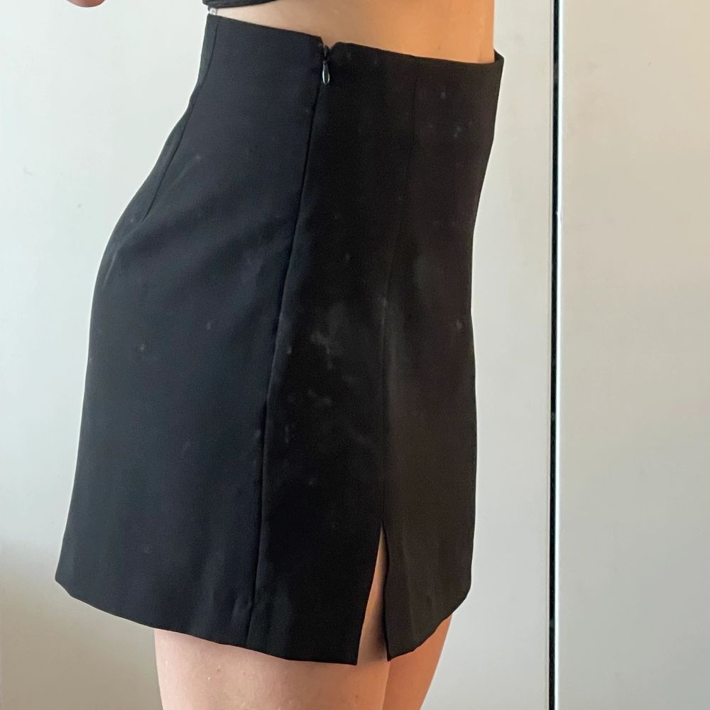 Svart kjol med slits. Storlek 36 men skulle säga att den passar 36-38 då jag upplever den som lite för stor för mig som är en standard 36. Aldrig använt. Köparen står för frakt.. Kjolar.