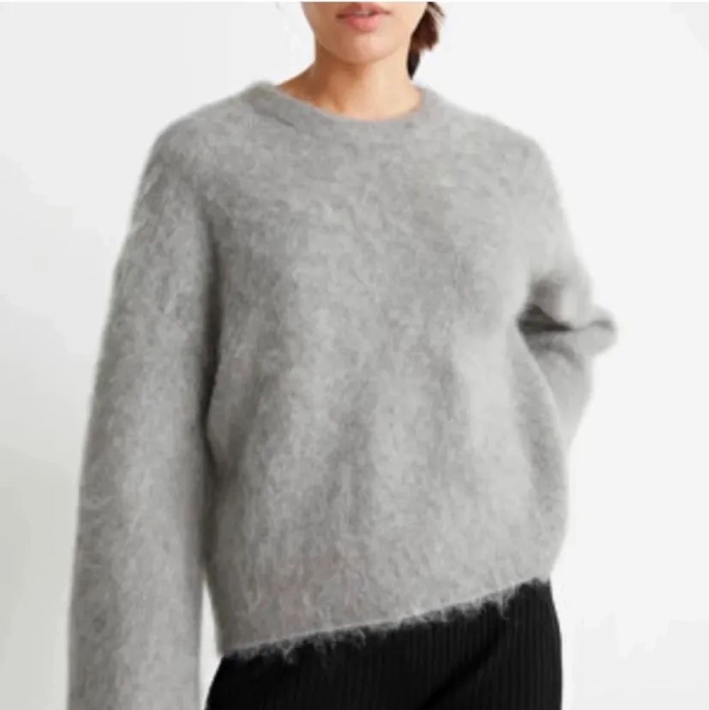 Superfin grå stickad tröja ifrån & Other Stories i strl M i fint skick,  köptes för ca 700-800kr 🫶🏽. Stickat.