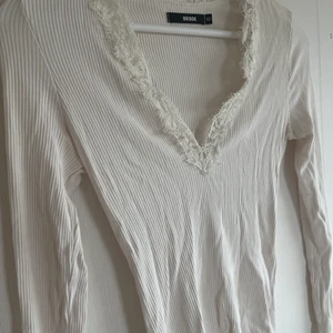 Långärmad vit topp XS - Topp i storlek XS men passar S också. Spets fram. Från bikbok 💗