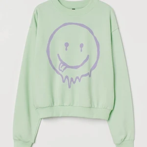 Sweatshirt  - En mint grön sweatshirt från hm som jag inte använder längre i storlek xs. Köpte den för 150kr men säljer för 50kr🌷