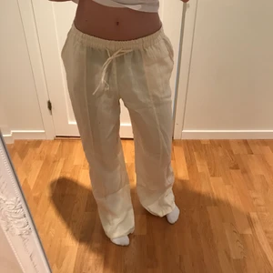 Vita linnebyxor - Vita linnebyxor från zara. Aldrig använda. Prislappen sitter kvar. Säljs pågrund av att de var lite förstora. 