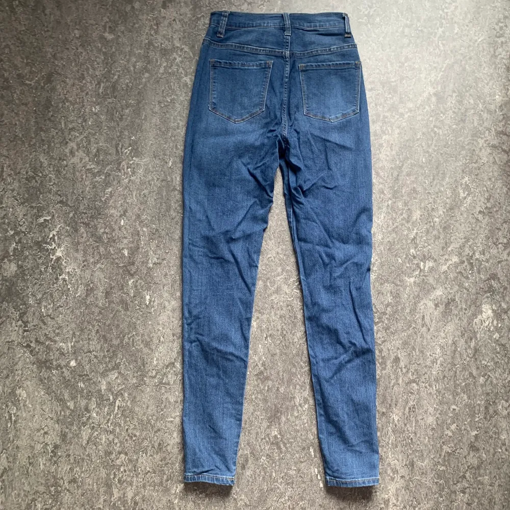 Sköna högmidjade jeans från Fashion Nova. Storlek 5 / S. . Jeans & Byxor.