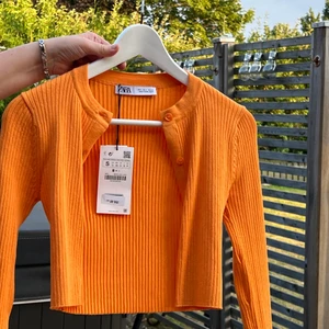 Zara Kofta - Säljer denna supersöta kofta från Zara storlek S. Jättefin färg och aldrig använd!