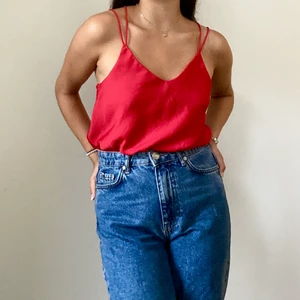 Rött linne - Rött linne med fina snörning i ryggen. Bekväm att ha på sig och härlig till sommaren. Smickrande färg att bära för en utekväll eller bara med ett par snygga jeans som på bilden. Läs bio! ❤️