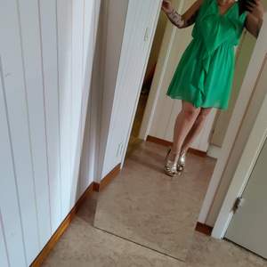 Grön somrig klänning i storlek S men är stor i storleken så skulle säga M. Vintage
