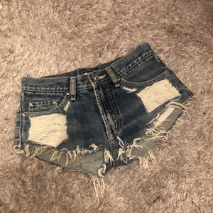 Jeans shorts  - super fina och snygga jeans shorts, aldrig använda. Blåa i jeans tyg med slits.💕pris kan diskuteras 💕finns i Nässjö 